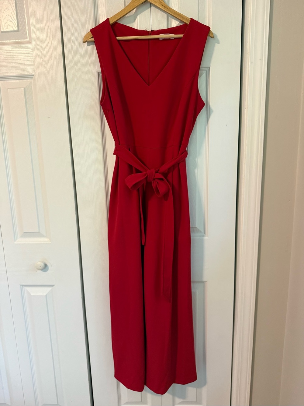 Sleeveless Cropped Red V-Neck Tie-Waist Jumpsuit - Picture 2 of 6